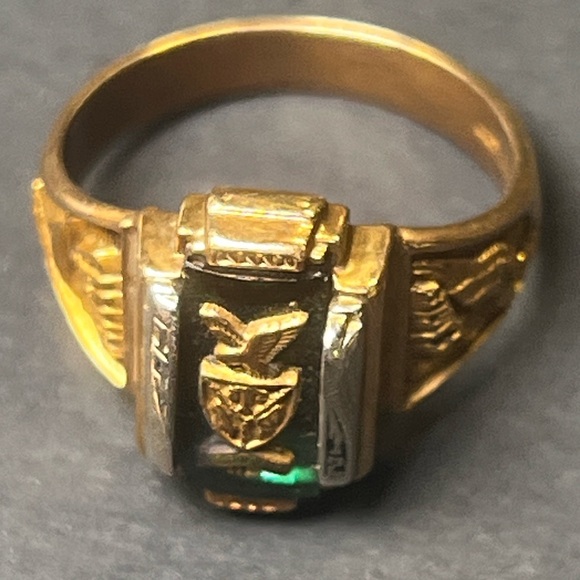 Josten Jewelry - Josten 10K Emerald Eastern Eagles 🦅 Class Ring 💍 Elegant High School 🏫 Luxury